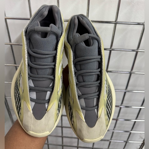 Adidas Men’s Yeezy 700 V3 ‘Fade Salt’ size 7 - Picture 7 of 9